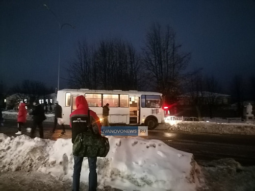 В Лежневе пассажирский автобус въехал в фонарный столб
